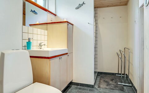 Edele - 800M from the Sea: Pavimentazione, Idraulico Fixture, Parete, Pavimento, Interior Design, Lavello, Bagno, Lavandino Del Bagno, Soffitto, Rubinetto