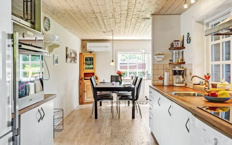 Edele - 800M from the Sea: Pavimentazione, Interior Design, Mobilia, Cucina, Controsoffitto, Elettrodomestico Da Cucina, Legna, Soffitto, Cabinetry, Apparecchio Major