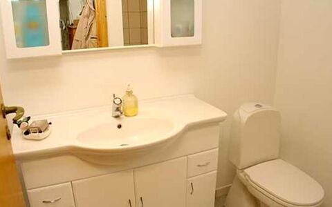 Piia - 800M from the Sea: Lavandino Del Bagno, Lavello, Idraulico Fixture, Cabinetry, Mobiletto Del Bagno, Bagno, Pavimentazione, Cassetto, Interior Design, Rubinetto
