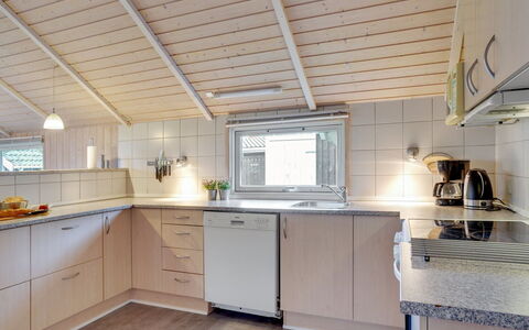 Kalli - 350M to the Fjord: Cucina, Controsoffitto, Pavimentazione, Legna, Interior Design, Idraulico Fixture, Soffitto, Elettrodomestico Da Cucina, Pavimento, Lavello