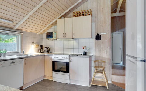 Kalli - 350M to the Fjord: Legna, Soffitto, Pavimentazione, Cucina, Interior Design, Pavimento, Casa, Apparecchio Major, Camera, Elettrodomestico Da Cucina