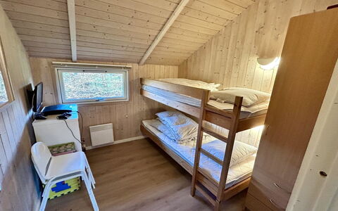 Kalli - 350M to the Fjord: Legna, Camera Da Letto, Letto, Pavimento, Soffitto, Interior Design, Pavimentazione, Casa, Camera, Telaio Del Letto