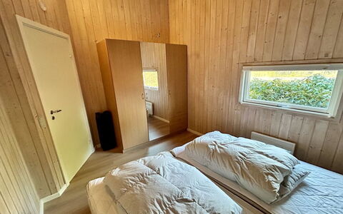 Kalli - 350M to the Fjord: Legna, Camera Da Letto, Pavimentazione, Pavimento, Interior Design, Casa, Latifoglie, Color Legno, Letto, Camera
