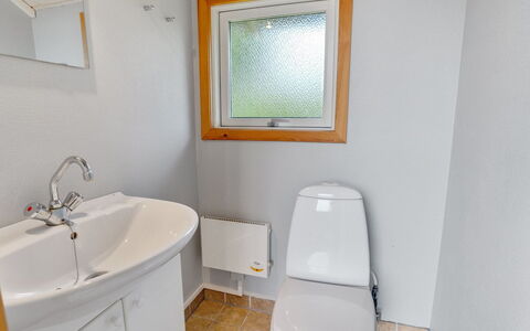 Kalli - 350M to the Fjord: Idraulico Fixture, Lavandino Del Bagno, Bagno, Pavimentazione, Legna, Pavimento, Lavello, Interior Design, Rubinetto, Idraulico
