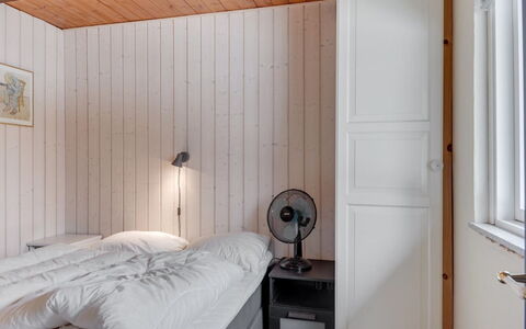 Bendine - 100M to the Fjord: Camera Da Letto, Parete, Letto, Legna, Interior Design, Pavimentazione, Mobilia, Pavimento, Soffitto, Lenzuolo