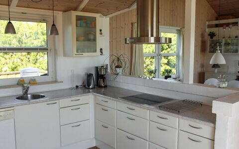 Calina - 300M from the Sea: Cucina, Controsoffitto, Pavimentazione, Cabinetry, Interior Design, Mobilia, Legna, Lavandino Della Cucina, Pavimento, Idraulico Fixture