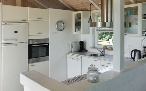 Calina - 300M from the Sea: Cucina, Controsoffitto, Mobilia, Interior Design, Pavimentazione, Cabinetry, Elettrodomestico Da Cucina, Soffitto, Legna, Pavimento