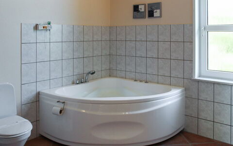 Calina - 300M from the Sea: Bagno, Pavimentazione, Vasca Da Bagno, Idraulico Fixture, Interior Design, Pavimento, Idraulico, Camera, Rubinetto, Piastrella