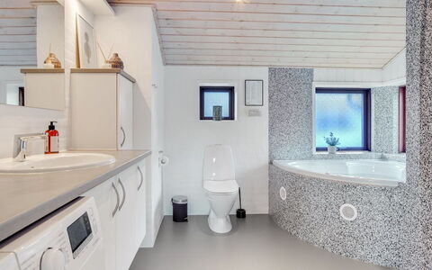 Sirpa - 1Km from the Sea: Mobilia, Interior Design, Pavimentazione, Legna, Pavimento, Soffitto, Pavimento In Legno, Sedia, Tavolo, Illuminazione
