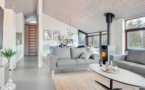 Sirpa - 1Km from the Sea: Mobilia, Interior Design, Pavimentazione, Legna, Pavimento, Soffitto, Pavimento In Legno, Sedia, Tavolo, Illuminazione