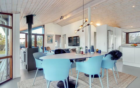 Sirpa - 1Km from the Sea: Mobilia, Interior Design, Pavimentazione, Legna, Pavimento, Soffitto, Pavimento In Legno, Sedia, Tavolo, Illuminazione