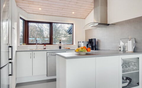 Sirpa - 1Km from the Sea: Mobilia, Interior Design, Pavimentazione, Legna, Pavimento, Soffitto, Pavimento In Legno, Sedia, Tavolo, Illuminazione