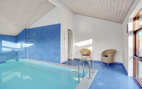 Sirpa - 1Km from the Sea: Mobilia, Interior Design, Pavimentazione, Legna, Pavimento, Soffitto, Pavimento In Legno, Sedia, Tavolo, Illuminazione