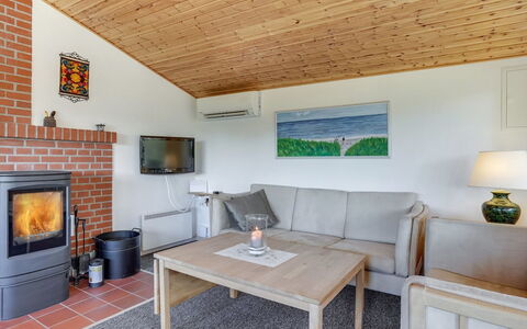 Jeldrik - 100M from the Sea: Legna, Mobilia, Pavimentazione, Soffitto, Interior Design, Divano, Pavimento, Soggiorno, Porta