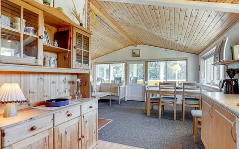 Jeldrik - 100M from the Sea: Legna, Interior Design, Soffitto, Mobilia, Casa, Porta, Camera, Cucina, Latifoglie, Lampada