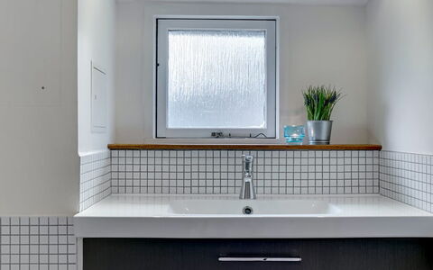 Joosua - 400M from the Sea: Parete, Interior Design, Idraulico Fixture, Pavimentazione, Bagno, Idraulico, Materiale Composito, Rubinetto, Bicchiere, Soffitto