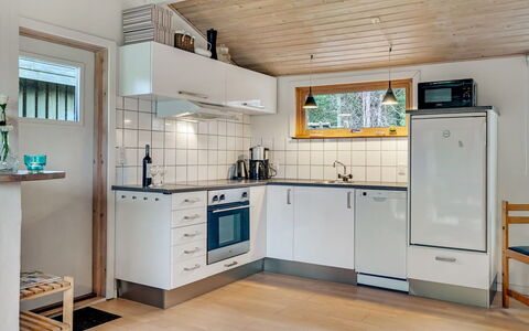 Joosua - 400M from the Sea: Cucina, Pavimentazione, Apparecchio Major, Legna, Elettrodomestico Da Cucina, Interior Design, Controsoffitto, Soffitto, Pavimento, Cabinetry