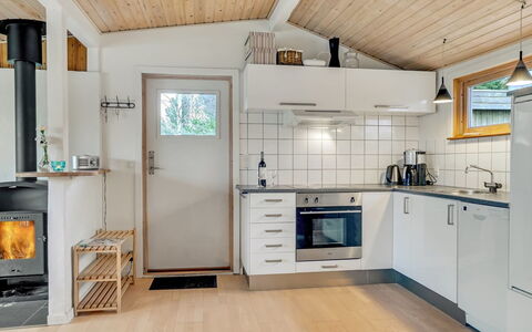 Joosua - 400M from the Sea: Legna, Pavimentazione, Soffitto, Apparecchio Major, Cucina, Interior Design, Pavimento, Casa, Elettrodomestico Da Cucina, Camera