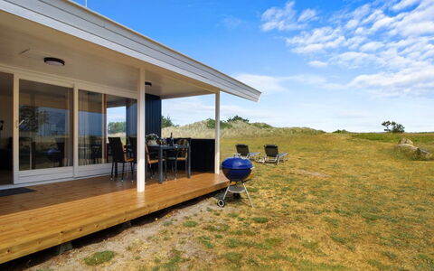 Berndt - 50M from the Sea: Mobilia, Interior Design, Pavimentazione, Legna, Pavimento, Soffitto, Pavimento In Legno, Sedia, Tavolo, Illuminazione