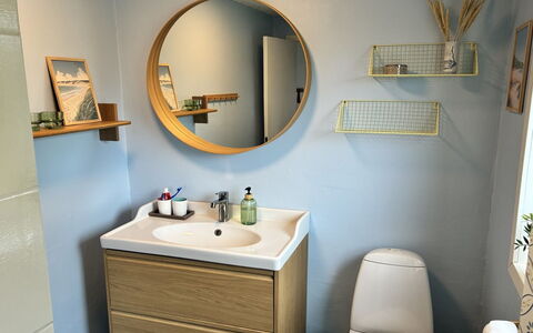Ika - 600M from the Sea: Pavimentazione, Interior Design, Pavimento, Camera, Mobiletto Del Bagno, Cabinetry, Cassetto, Idraulico Fixture, Color Legno
