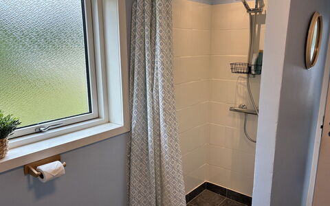 Ika - 600M from the Sea: Bagno, Interior Design, Pavimentazione, Tenda Doccia, Pavimento, Idraulico Fixture, Idraulico, Camera, Tenda, Doccia