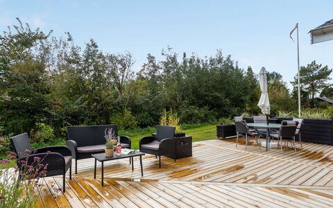 Ika - 600M from the Sea: Mobilia, Legna, Pavimento In Legno, Mobili Da Esterno, Sedia, Latifoglie, Deck, Tavolo Esterno, Shade, Giardino