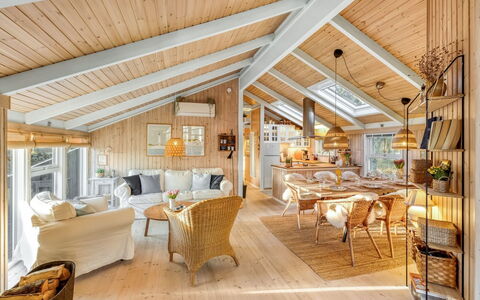 Berenice - 250M from the Sea: Legna, Soffitto, Mobilia, Interior Design, Casa, Villetta, Sedia, Soggiorno, Fascio, Lampada