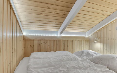 Berenice - 250M from the Sea: Legna, Soffitto, Camera Da Letto, Interior Design, Pavimento, Pavimentazione, Illuminazione, Letto, Camera, Biancheria