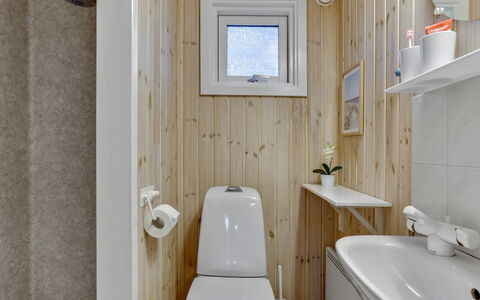 Berenice - 250M from the Sea: Toilet Seat, Pavimentazione, Legna, Idraulico Fixture, Gabinetto, Pavimento, Interior Design, Bagno, Lavello, Camera