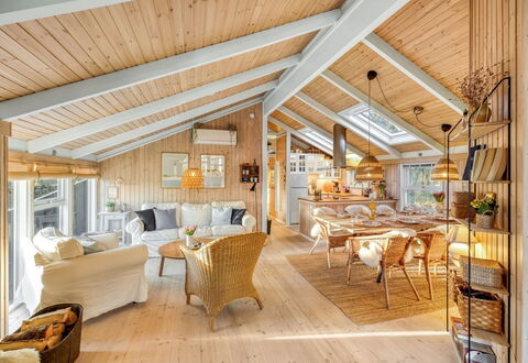 Berenice - 250M from the Sea: Legna, Soffitto, Mobilia, Interior Design, Casa, Villetta, Sedia, Soggiorno, Fascio, Lampada