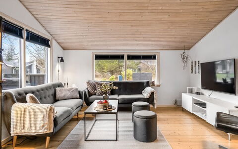 Leonor - 300M from the Sea: Divano, Legna, Interior Design, Soggiorno, Mobilia, Pavimentazione, Soffitto, Casa, Pavimento