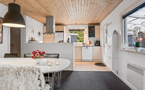 Leonor - 300M from the Sea: Mobilia, Interior Design, Pavimentazione, Cucina, Legna, Soffitto, Pavimento, Lampada, Controsoffitto, Cucina & Sala Da Pranzo Tavolo