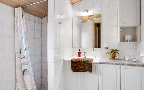 Leonor - 300M from the Sea: Parete, Idraulico Fixture, Interior Design, Pavimentazione, Lavello, Rubinetto, Bagno, Pavimento, Idraulico, Lavandino Del Bagno