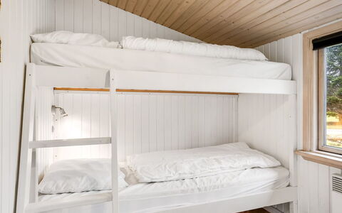 Leonor - 300M from the Sea: Letto, Camera Da Letto, Letto A Castello, Legna, Bedding, Lenzuolo, Interior Design, Pavimento, Pavimentazione, Biancheria