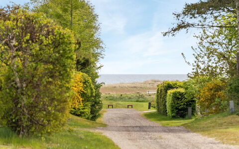 Leonor - 300M from the Sea: Tetto, Casa, Lotto, Casa, Villetta, Estate, Edifici Giardino, Shade, Log Cabin, Landscaping