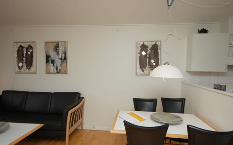 Runhild - 100M from the Sea: Mobilia, Pavimentazione, Interior Design, Parete, Pavimento, Legna, Soffitto, Lampada, Illuminazione, Camera