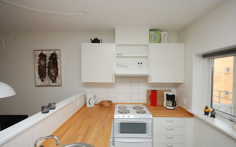 Runhild - 100M from the Sea: Cucina, Elettrodomestico Da Cucina, Controsoffitto, Apparecchio Major, Cabinetry, Interior Design, Pavimentazione, Mobilia, Legna, Lavandino Della Cucina