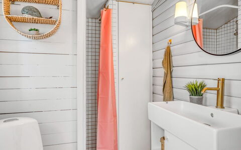 Susannah - from the Sea: Interior Design, Toilet Seat, Bagno, Pavimento, Idraulico Fixture, Gabinetto, Idraulico, Camera, Piastrella
