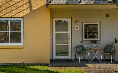 Jyrki - 100M from the Sea: Porta, Cortile, Estate, Balcone, Raccordo, Portico, Driveway, Backyard, Mobili Da Esterno, Porta A Casa