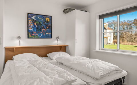 Jyrki - 100M from the Sea: Parete, Legna, Camera Da Letto, Letto, Soffitto, Interior Design, Lenzuolo, Bedding, Pavimento, Telaio Del Letto