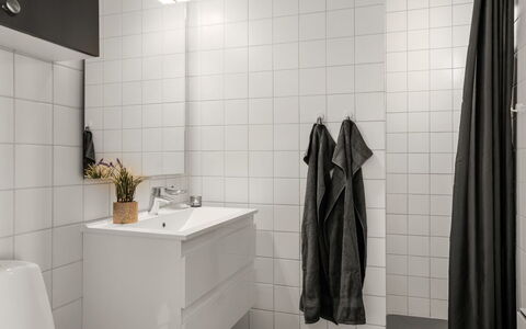 Jyrki - 100M from the Sea: Pavimentazione, Pavimento, Interior Design, Idraulico Fixture, Idraulico, Piastrella, Lavello, Camera, Bagno, Mobiletto Del Bagno
