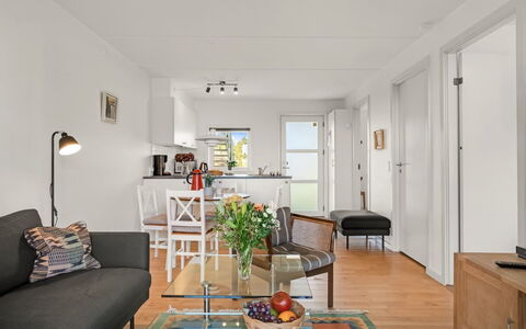 Jyrki - 100M from the Sea: Mobilia, Pavimentazione, Interior Design, Pavimento, Divano, Legna, Tavolo, Soffitto, Soggiorno, Camera