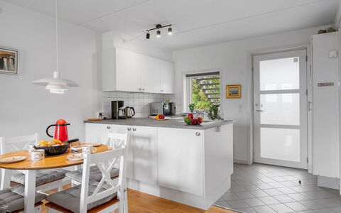 Jyrki - 100M from the Sea: Cucina, Pavimentazione, Interior Design, Mobilia, Controsoffitto, Elettrodomestico Da Cucina, Pavimento, Soffitto, Legna, Apparecchio Major