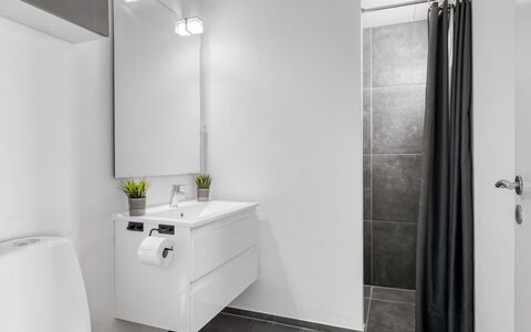 Jyrki - 100M from the Sea: Pavimentazione, Interior Design, Pavimento, Idraulico Fixture, Mobiletto Del Bagno, Lavello, Soffitto, Idraulico, Bagno, Rubinetto