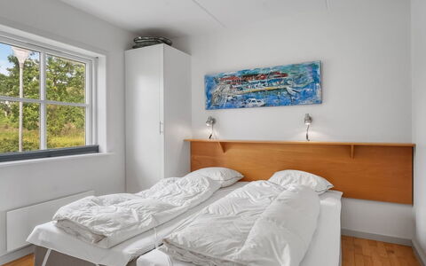 Jyrki - 100M from the Sea: Interior Design, Camera Da Letto, Letto, Appartamento, Bedding, Soffitto, Telaio Del Letto, Lenzuolo, Illuminazione Diurna, Latifoglie