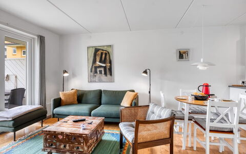 Jyrki - 100M from the Sea: Mobilia, Interior Design, Divano, Pavimentazione, Parete, Soggiorno, Pavimento, Tavolo, Legna, Camera