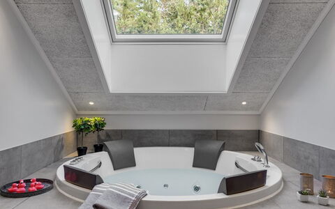 Lilie - 270M from the Sea: Idraulico Fixture, Interior Design, Soffitto, Vasca Da Bagno, Bagno, Idraulico, Attico, Rubinetto