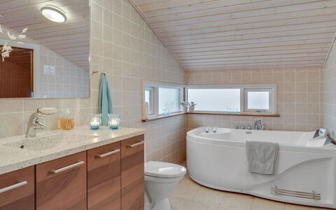 Andrea - 1.4Km from the Sea: Bagno, Interior Design, Idraulico Fixture, Pavimentazione, Lavello, Pavimento, Controsoffitto, Vasca Da Bagno, Mobiletto Del Bagno, Lavandino Del Bagno
