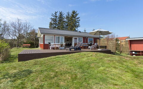 Ingold - 50M from the Sea: Tetto, Casa, Lotto, Casa, Villetta, Estate, Edifici Giardino, Shade, Log Cabin, Landscaping