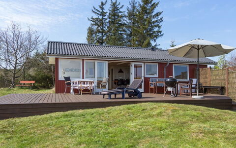 Ingold - 50M from the Sea: Tetto, Casa, Lotto, Casa, Villetta, Estate, Edifici Giardino, Shade, Log Cabin, Landscaping